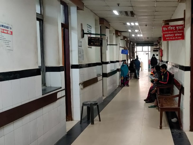 PMCH के विभागों में सन्नाटा, बाहर मरीज देख रहे डॉक्टरों की राह।