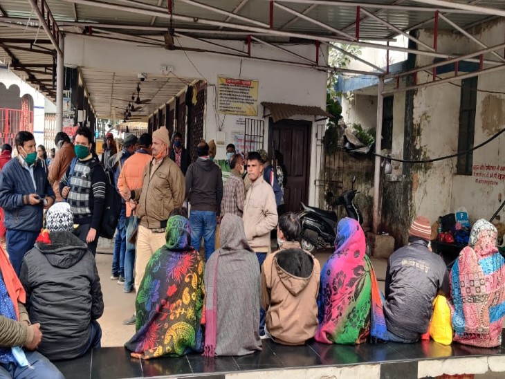 PMCH में रोज की तरह ही है मरीजों की भीड़, लेकिन नहीं हो रहा है इलाज।