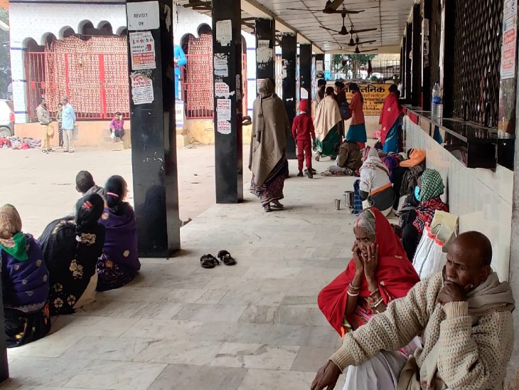 PMCH में हताश-निराश मरीज गलियारे में झांक कर देख रहे कि काश कोई डॉक्टर इलाज करने आ जाते, लेकिन हड़ताल के कारण OPD पूरी तरह से ठप है।
