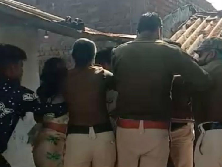 वायरल वीडियों में मारपीट करते पुलिस वाले