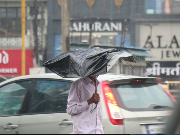अचानक हुई बारिश के दौरान लोगों को भी मिला उसी के सहारे पानी से बचने की कोशिश की।