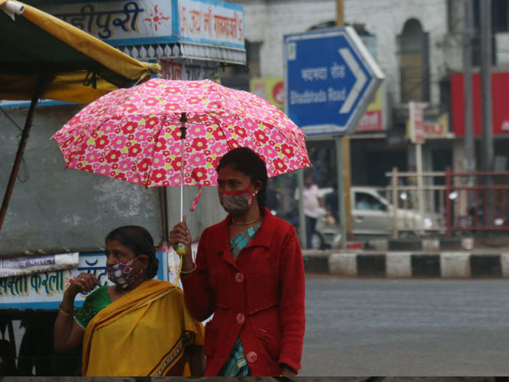 लोगों को सर्दी के साथ ही बारिश से बचने के लिए गर्म पकड़ों और छतरी का सहारा लेना पड़ा।