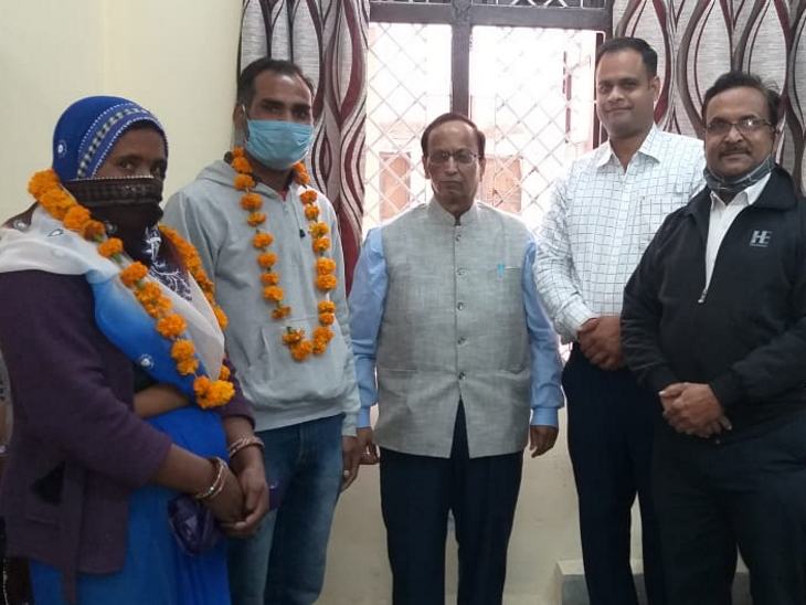 कोर्ट में ही एक-दूसरे को माला पहनाकर दोनों साथ घर रवाना हुए।