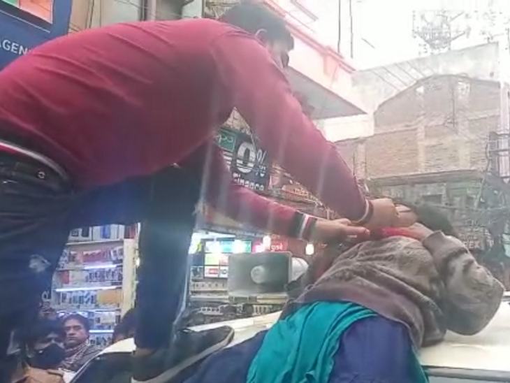 काफी देर चले हंगामे के बाद एक व्यक्ति ने युवती को नीचे उतारा।