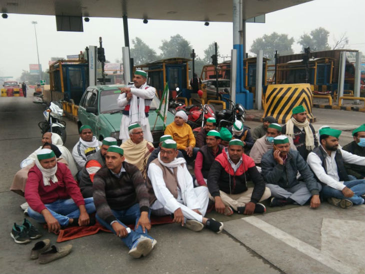 यूपी के मेरठ में किसानो ने टोल प्जाजा पर धरना शुरू कर दिया। किसी तरह किसानों ने टोल फ्री करवाा लिया।