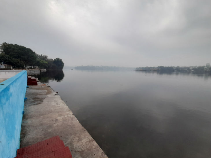 छोटे तालाब दोपहर 11.30 बजे।