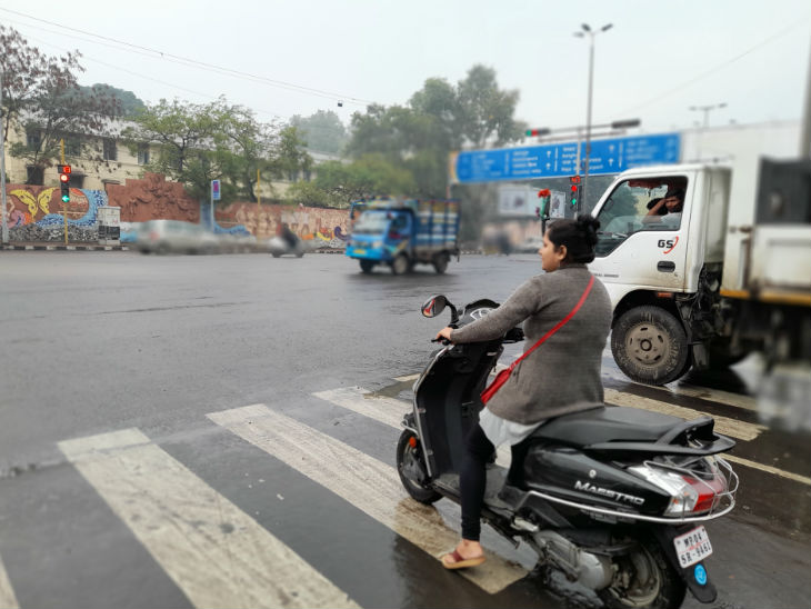 दोपहर 11.10 बजे अपेक्स बैंक तिराहे की स्थिति।