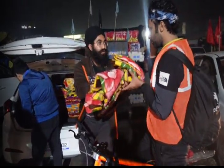 NGO ने किसानों की मदद करने के उद्देश्य से कंबल, सेनेटरी पैड, मास्क, सैनिटाइजर, टूथपेस्ट और अन्य आवश्यक वस्तुएं बांटी है।