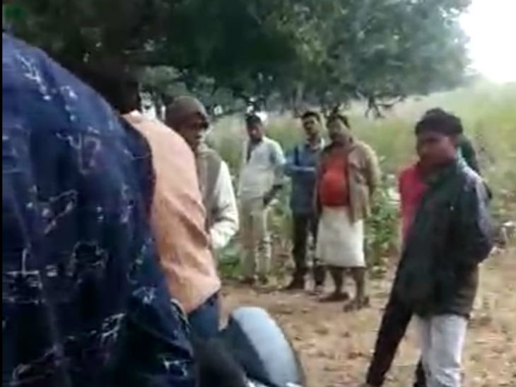 भंडरा हार में हुई घटना के बाद जमा ग्रामीण