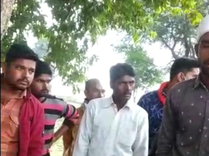 घटना के बाद पहुंचे ग्रामीण