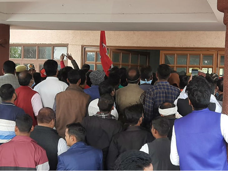 यह फोटो आजमगढ़ की है। यहां सर्किट हाउस में उमड़े सपा कार्यकर्ता।