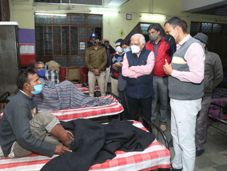 रेन बसेरा में ठहरे लोगों से सुविधाओं के बारे में जानकारी लेते कवींद्र कियावत