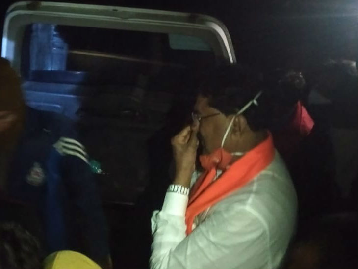 कृषि मंत्री कमल पटेल ने पुलिस को घटना की सूचना दी।