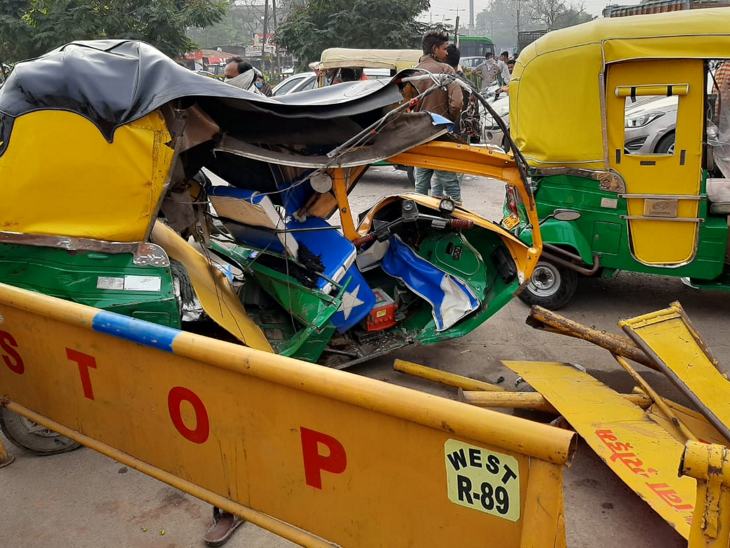 बेरिकेड्स को टक्कर मारते हुए गाड़ी ऑटो में भिड़ी।