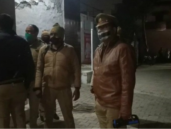 घटनास्थल पर जांच करती पुलिस।