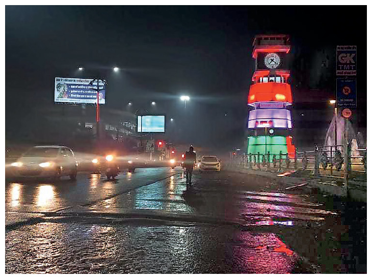यह तस्वीर छत्तीसगढ़ की राजधानी रायपुर के घड़ी चौक की है। यहां सोमवार शाम रिमझिम बारिश हुई, जिससे शहर तर-बतर हो गया।