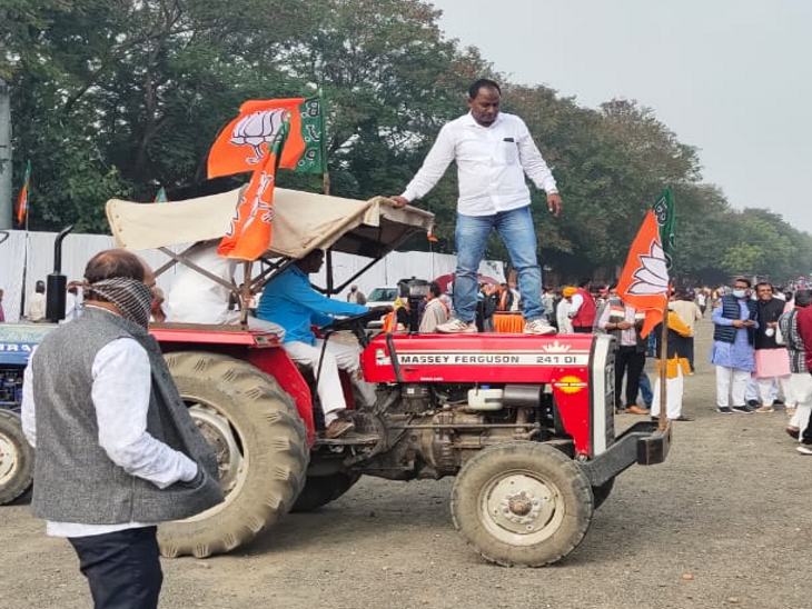 किसानों ने करतब भी दिखाए, ट्रैक्टर में आगे खड़े होकर भीतर हुए दाखिल।