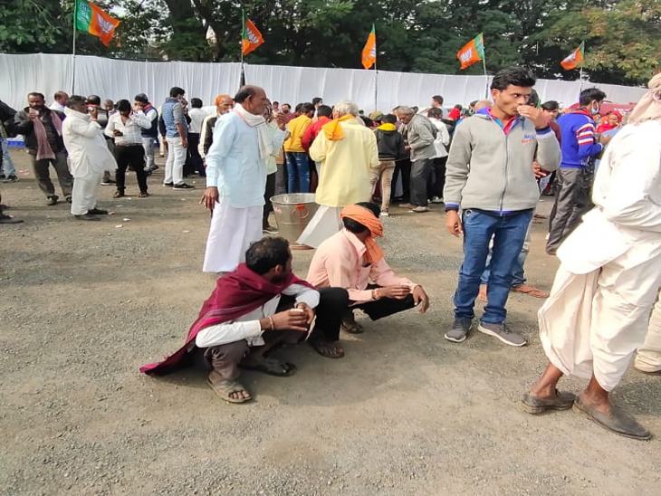 कार्यक्रम शुरू नहीं हुआ तो चाय की चुस्की लेते हुए मैदान में ही बैठ गए।