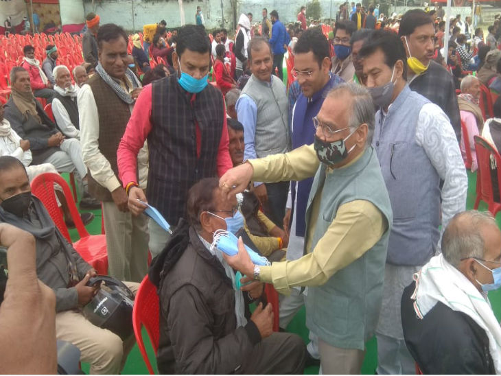 ग्वालियर सांसद खुद अपने हाथों से किसान भाइयों को मास्क पहनाते हुए