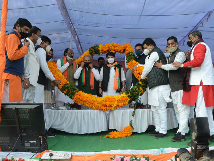 मंच पर केन्द्रीय मंत्री नरेन्द्र सिंह और राज्यसभा सांसद ज्योतिरादित्य का सम्मान करते हुए