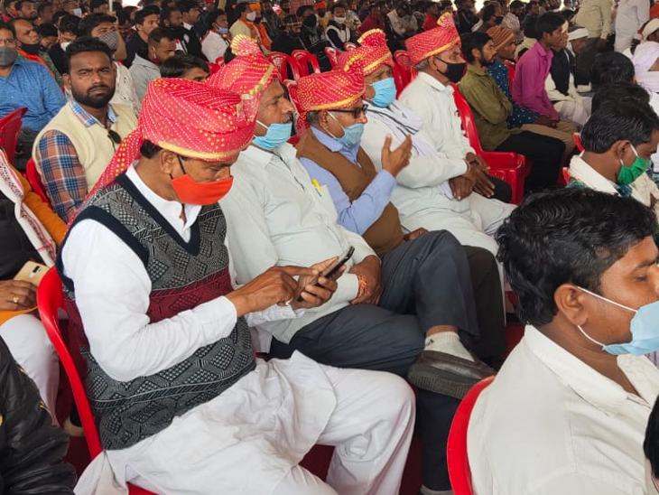 एक जैसी पगड़ी पहनकर किसान सम्मेलन में शामिल हाेने पहुंचे।