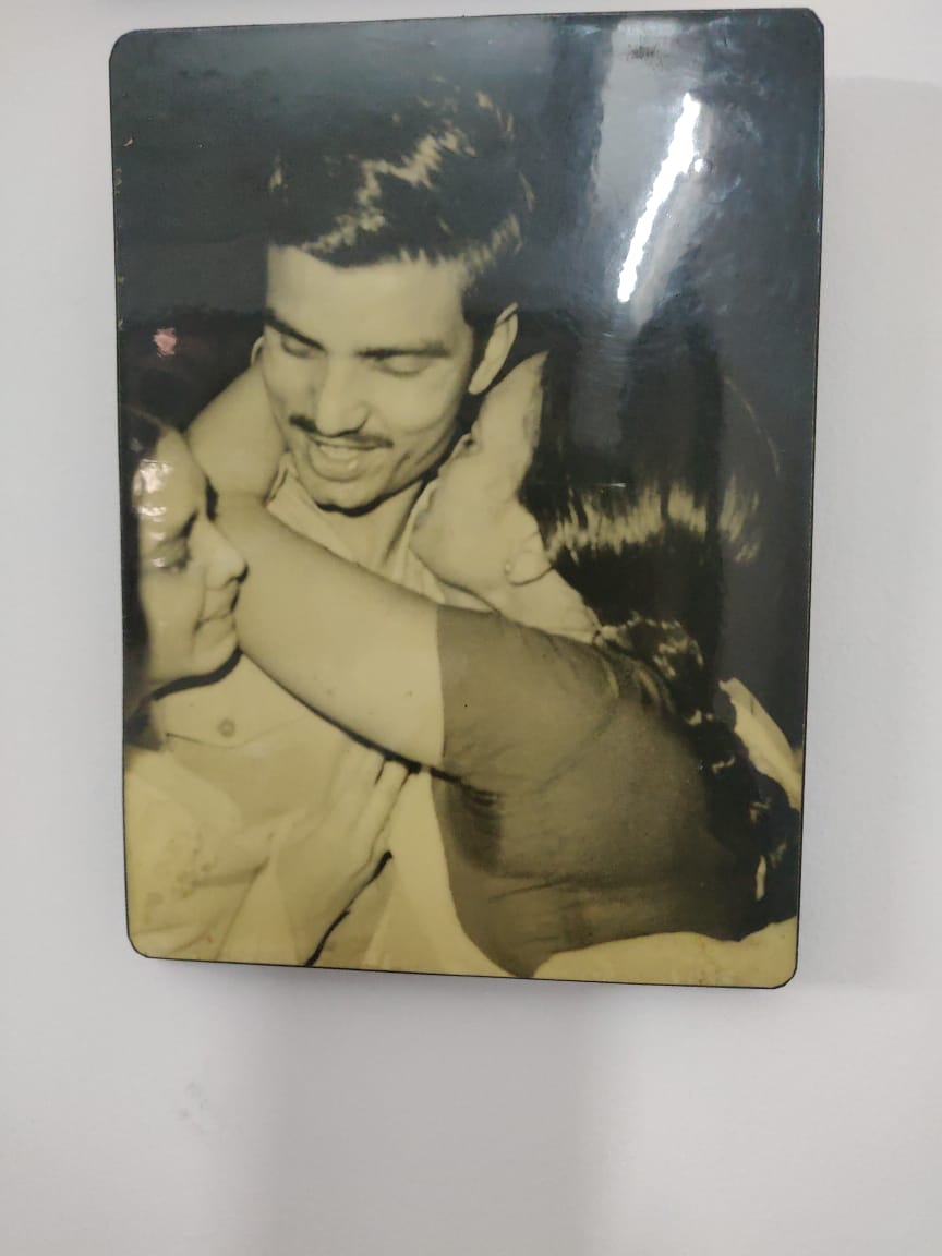 जब पाकिस्तान की जेल से आजाद होकर रिटायर्ड एयर वाइस मार्शल आदित्य विक्रम पेठिया दिल्ली पहुंचे तो मां और बहन कुछ इस तरह भावुक होकर मिले।