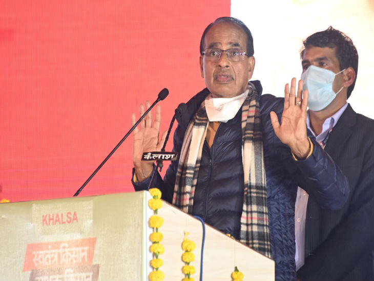 किसानों को ठेठ शिक्षक बनकर कृषि बिल के बारे में समझाते सीएम