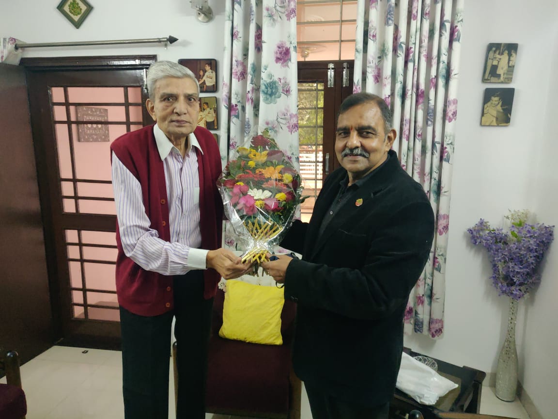 एयर वाइस मार्शल आदित्य विक्रम पेठिया को बुके देकर विश करते ब्रिगेडियर आर विनायक