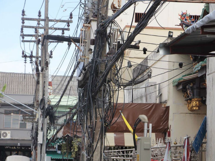 पोल पर तारों के इन जाल से मिलेगी मुक्ति