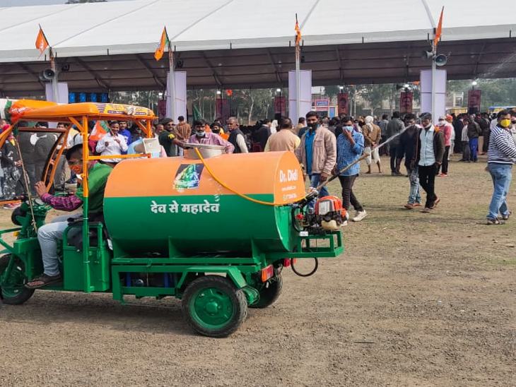 आयोजन स्थल पर गाड़ी घूम-घूमकर सैनिटाइजर का छिड़काव कर रही थी।