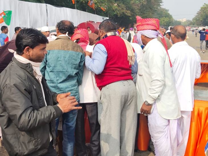 चाय के लिए स्टॉल पर इस प्रकार से भीड़ लग गई।