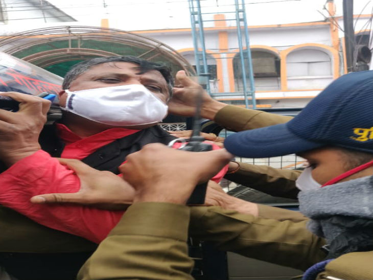 इस तरह दबोच कर ले गई पुलिस