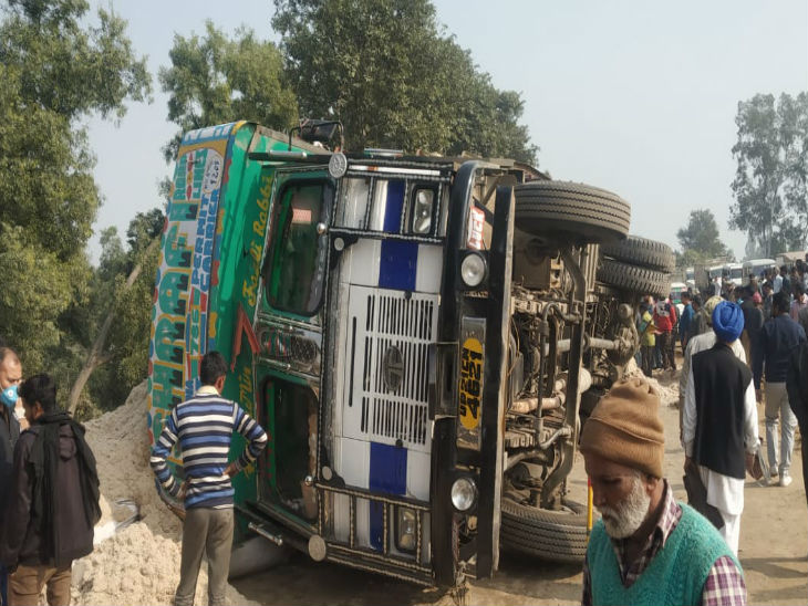 सड़क के बीचोबीच ट्रक पलटने से लंबा जाम लग गया।