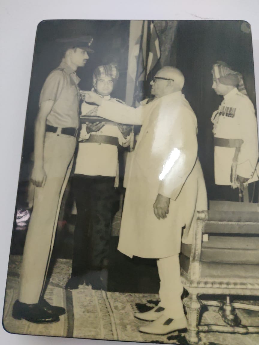 एयर वाइस मार्शल आदित्य विक्रम पेठिया को उनकी अदम्य वीरता के लिए 26 जनवरी 1973 में देश के चौथे राष्ट्रपति वीवी गिरी वीरता चक्र से सम्मानित करते हुए।