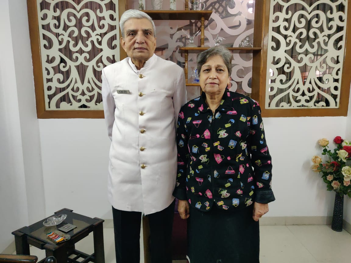 एयर वाइस मार्शल आदित्य विक्रम पेठिया, पत्नी गीता के संग