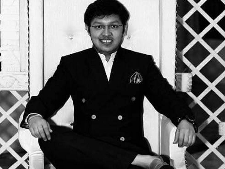 सिद्धार्थ सुबह घर से ऑफिस के लिए निकला था।