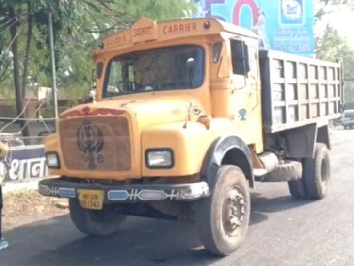 पुलिस ने डंपर को जब्त कर थाने पर खड़ा कर लिया है।