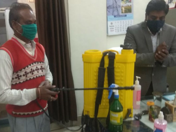 पद्मा कन्या स्कूल में सैनिटाइजर मशीन को जांचा जा रहा है।