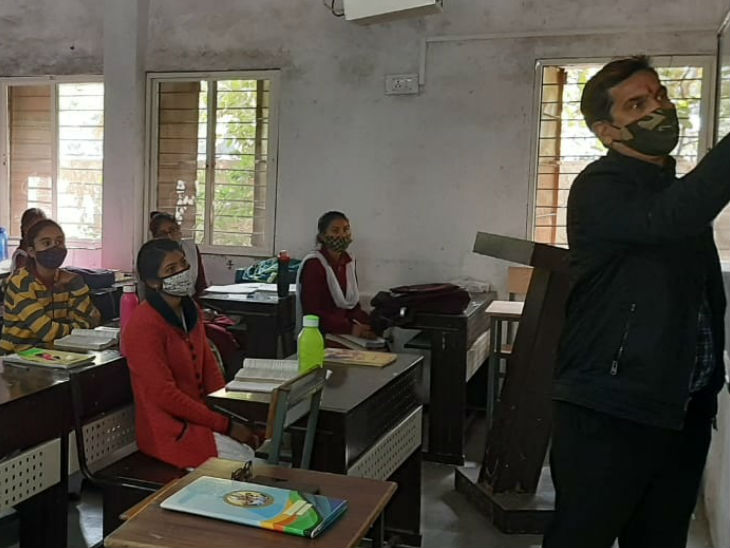 कन्या उच्चतर माध्यमिक विद्यालय में पढ़ाई शुरू हो गई है।