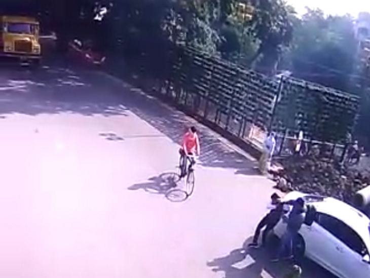 एक्टिवा सवार कार सवार को पीटता रहा।