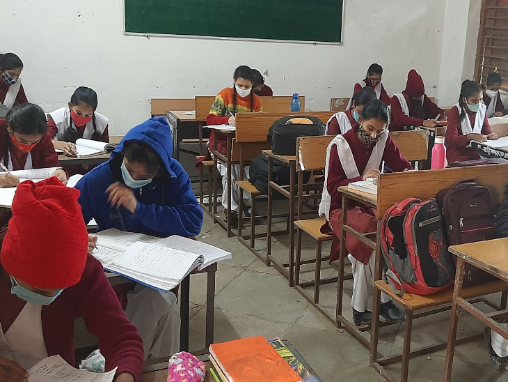 शासकीय कन्या उमा विद्यालय दशहरा मैदान में 12वीं की छात्राएं