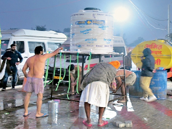 फोटो दिल्ली की कुंडली बॉर्डर की है। कड़कड़ाती ठंड में किसान खुले में नहाने-धोने से लेकर नाश्ते और खाने के लिए जूझते नजर आते हैं।