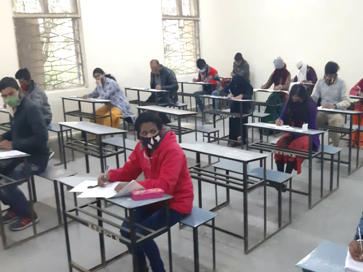 सरोजिनी नायडू गर्ल्स हायर सेकेंडरी स्कूल में परीक्षा कराई जा रही है।