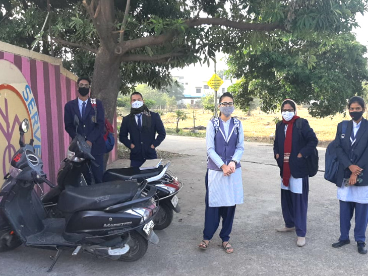 क्वींस मैरी स्कूल में कुछ बच्चे स्कूल खुलने से पहले ही पहुंच गए।