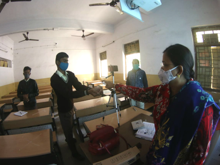 स्कूलों में बच्चों के हाथ सैनिटाइज करवा रहे हैं।