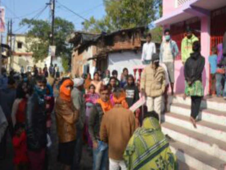 आक्रोशित लोगों ने हंगामा किया। साथ ही, पुलिस पर गश्त न करने का आरोप लगाया।