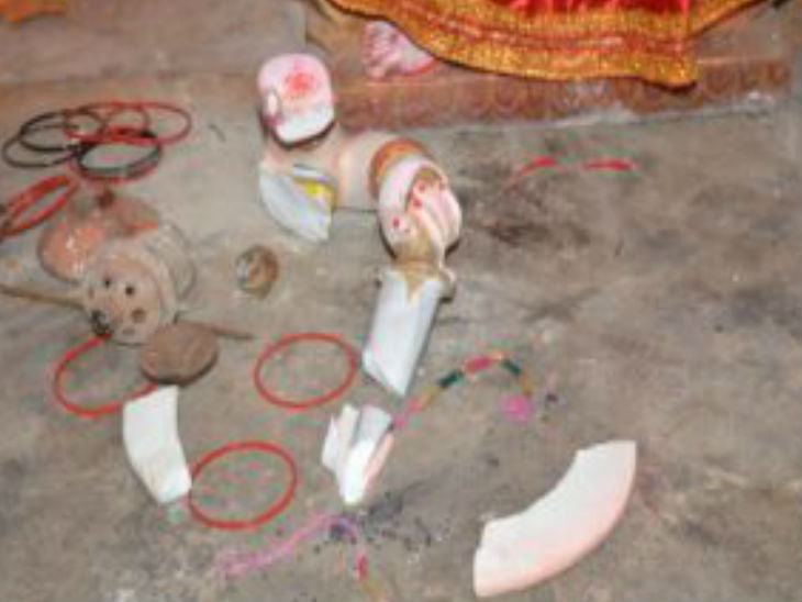 मंदिर परिसर में पुलिस को मिला था मूर्ति के हाथ का टुकड़ा।