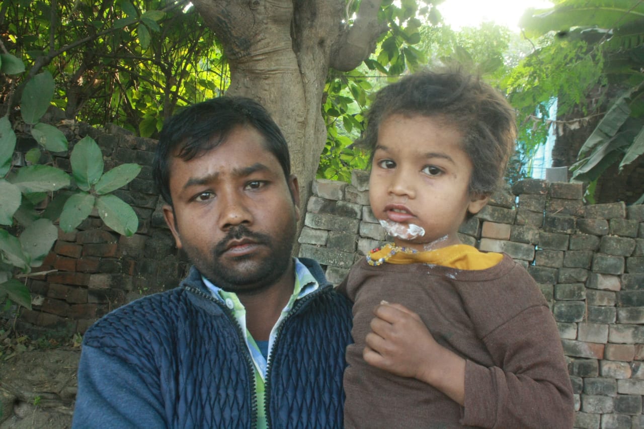 परिजन के साथ 3 साल का रोहन।