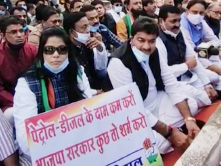 शुक्ला भाेपाल से आकर सीधे धरना स्थल रीगल पहुंचे।