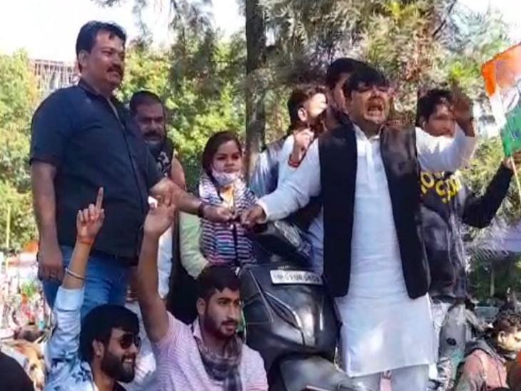 कांग्रेस के कार्यकर्ता मोदी सरकार के खिलाफ आक्रामक नजर आए।